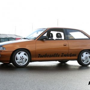 Astra 16V Turbo im Vorstartbereich des Lausitzrings
