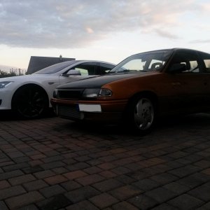 Astra 16V Turbo trifft Tesla Model S P85+